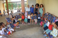 Distribution de cadeaux de Noël dans les écoles