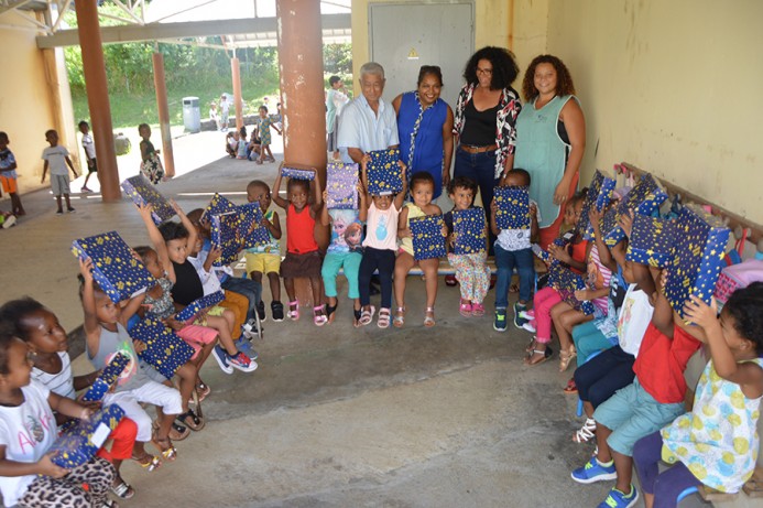 Distribution de cadeaux de Noël dans les écoles