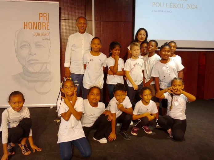 La classe de CE1 de l’école Emilie Moreau, à la Rivière des roches, lauréate du « Pri Honoré pou lékol » !