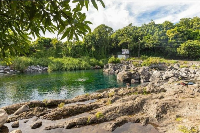 Mauvaise qualité de l’eau : baignade interdite au bassin bleu à Saint-Benoît