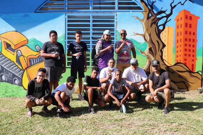 Les jeunes réalisent un graff pour embellir la maison de quartier