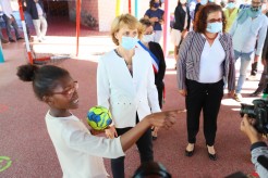 La nouvelle rectrice en visite dans une école à Saint-Benoît